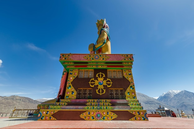 Grande Estátua de Buda Sentado no Monastério Diskit com Cordilheira do Himalaia ao fundo LadakhÍndia