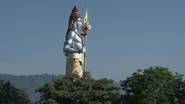 Grande estátua do senhor shiva em rishikesh