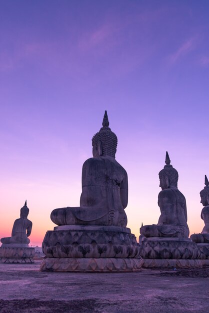 Grande estatura de Buda com a cor do céu, público na Tailândia