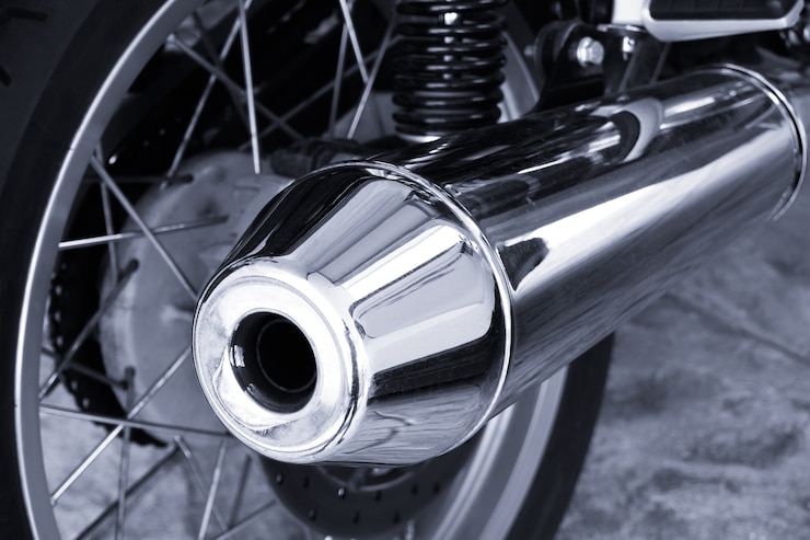 Grande exaustor cromado moderno em motocicleta