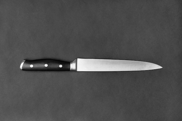 Foto grande faca de cozinha em um fundo preto