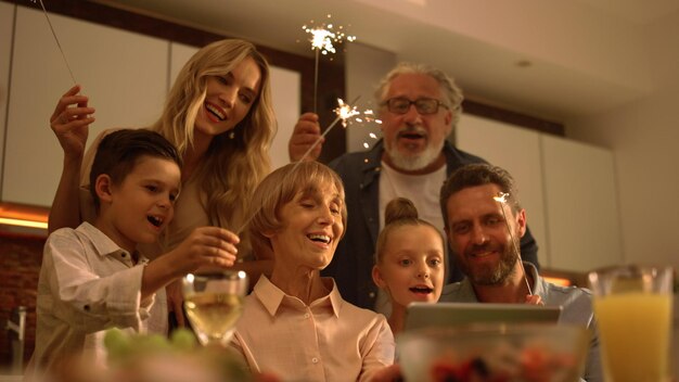 Foto grande família cantando música de natal para a câmera durante a videochamada online