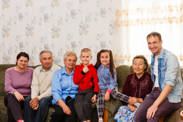 Grande família feliz no sofá em casa