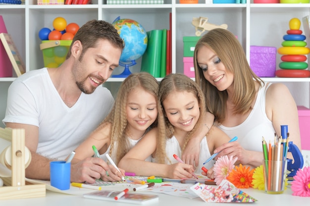 Grande família feliz reunida no quarto das crianças