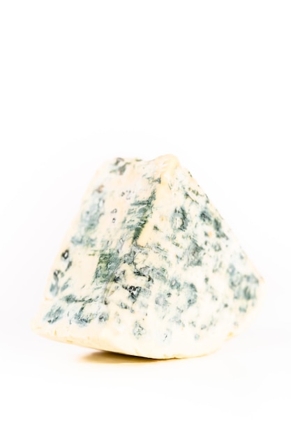 Grande fatia de queijo azul em um fundo branco.