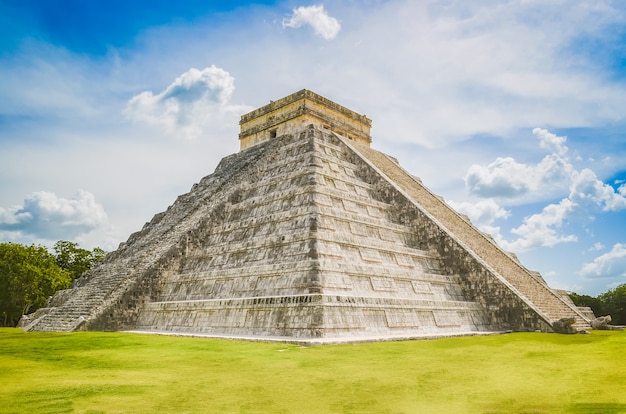 Grande foto da pirâmide de Chichen Itza, civilização maia, um dos sítios arqueológicos mais visitados do México. Cerca de 1,2 milhão de turistas visitam as ruínas todos os anos.