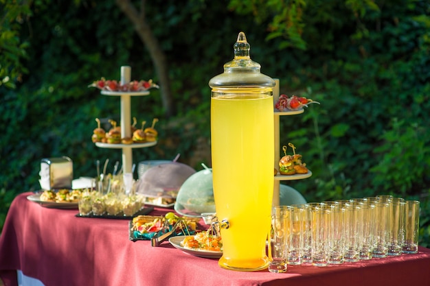 Grande frasco de limonada na mesa de catering.