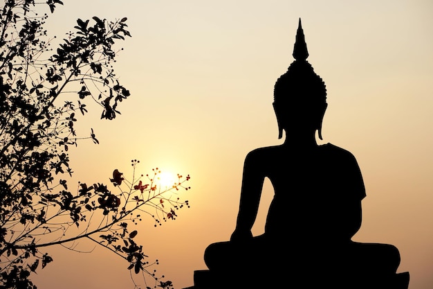 Grande fundo do pôr do sol da silhueta de budaMakha Bucha DayVesak DayAsanha BuchaBuddhist Quaresma