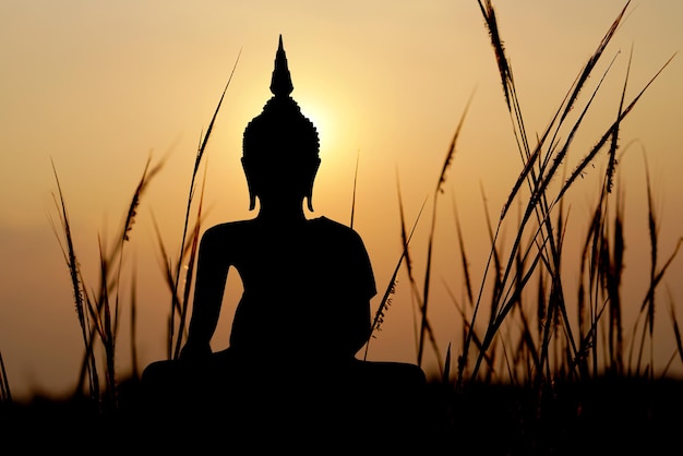 Grande fundo do pôr do sol da silhueta de budaMakha Bucha DayVesak DayAsanha BuchaBuddhist Quaresma