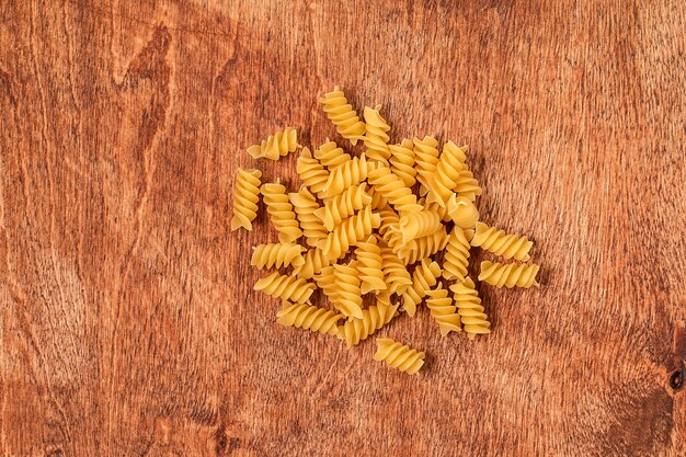 Grande fusilli italiano cru na tábua de madeira