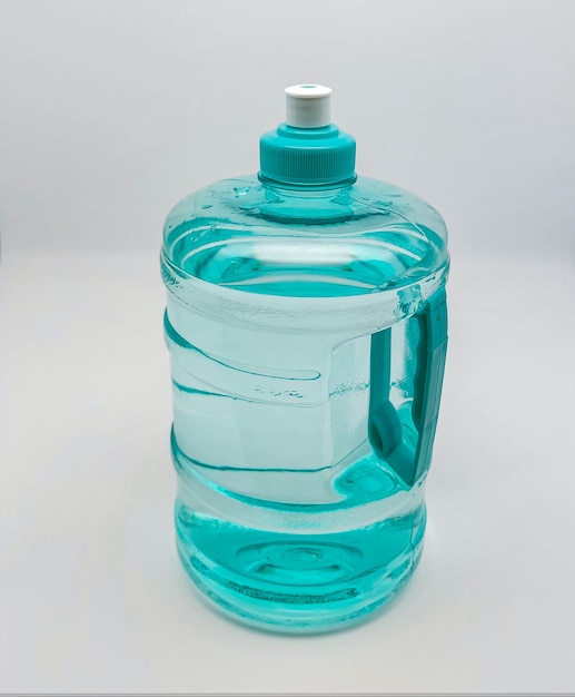 Foto grande garrafa de água potável isolada em um fundo branco