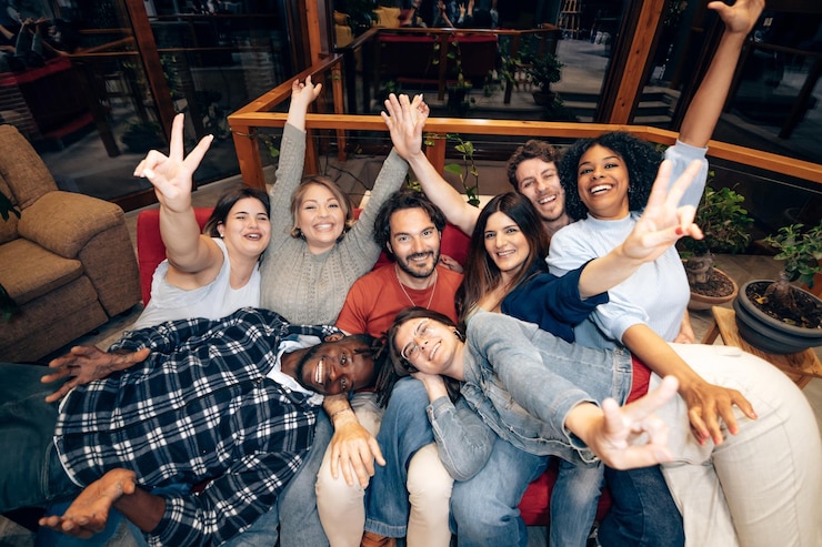 Foto grande grupo de amigos tirando uma selfie na festa em casa dentro de férias de estudantes