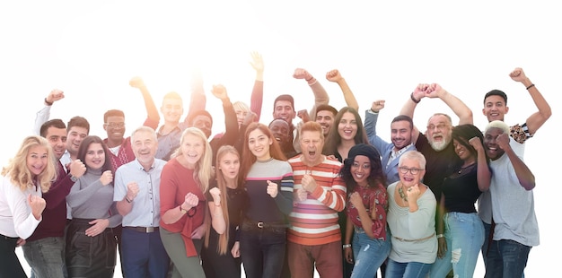 Grande grupo de diferentes pessoas felizes juntos