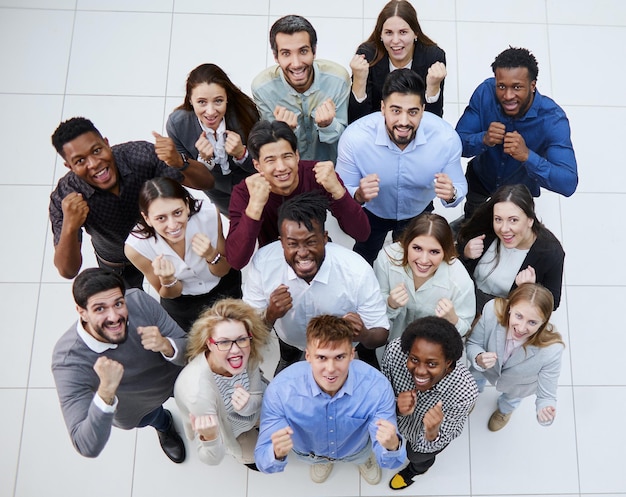 Grande grupo olhando para cima com os punhos cerrados