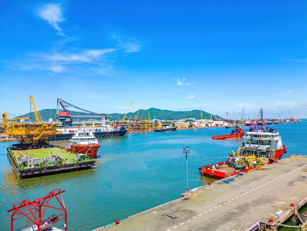 Foto grande guindaste de barco para carregar contêineres este é o porto de vietsovpetro em vung tau o grande porto para a indústria de serviços comerciais navio de extração de petróleo o grande navio leva a embarcação de fundo chato ao mar