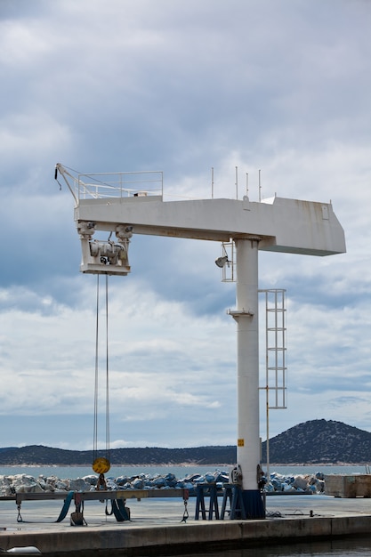 Grande guindaste para manutenção de um navio em uma marina. Tiro vertical