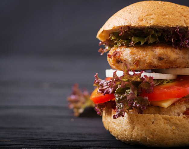 Grande hambúrguer - sanduíche com hambúrguer de frango, queijo, cebola, tomate e alface