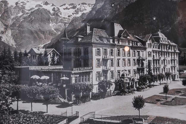 Grande hotel histórico de Engelberg aninhado contra a paisagem alpina