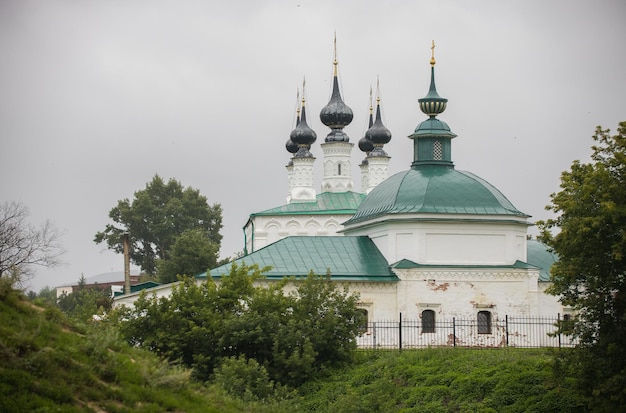 Grande igreja cristã com cúpulas azuis na aldeia suzdal rússia