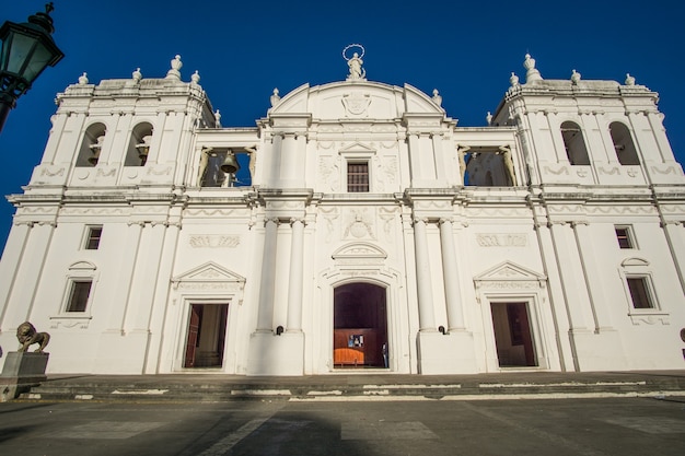 Grande igreja em branco com um céu azul ao fundo