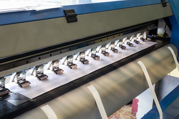 Grande impressora jato de tinta e papel de vinil