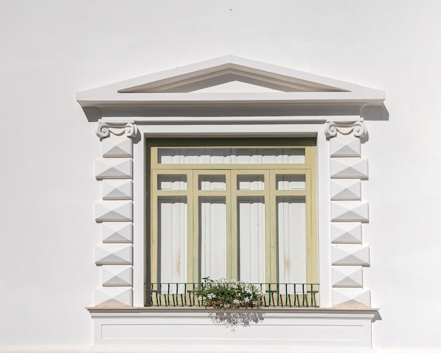 Grande janela branca em uma villa italiana