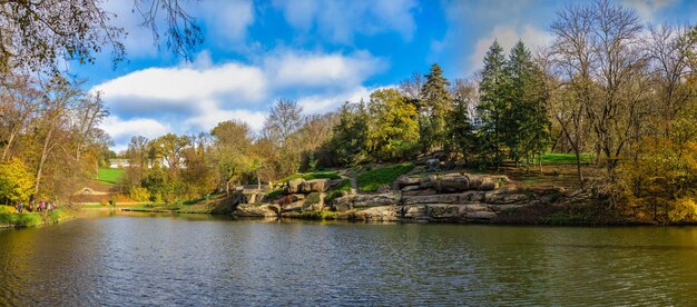 Grande lagoa do mar Jônico no arboreto Sofievsky ou Parque Sofiyivsky em Uman, Ucrânia, em um dia ensolarado de outono