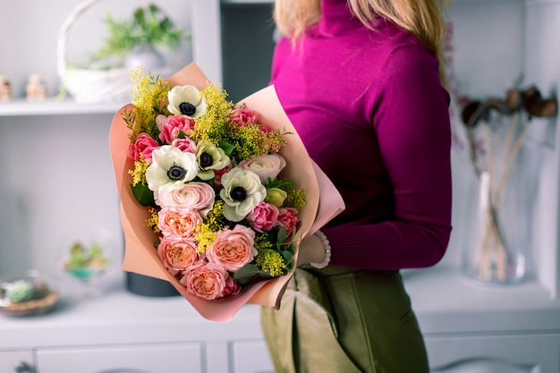 Grande lindo buquê de flores misturadas na mão da mulher. Conceito de loja floral