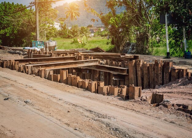 Grande local de construção de estradas com máquinas especiais na área de construção