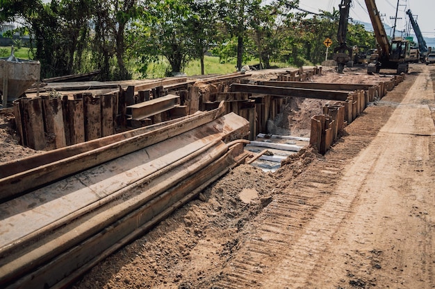 Grande local de construção de estradas com máquinas especiais na área de construção