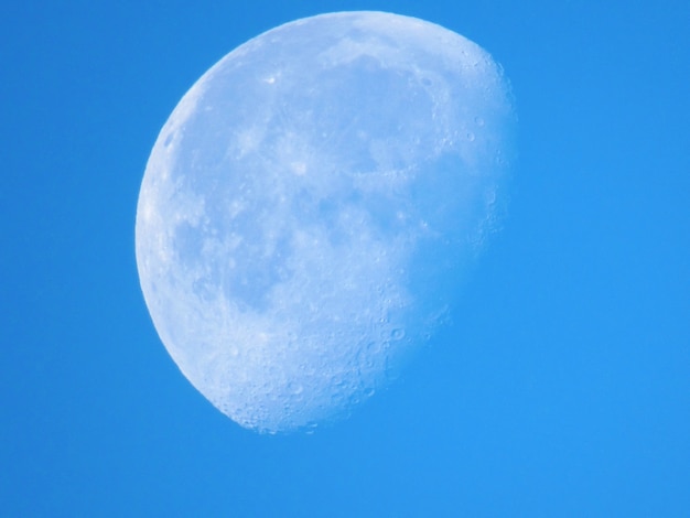 Grande lua branca perto do céu azul