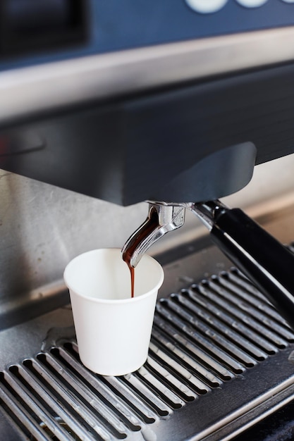 Grande máquina de café na cafeteria da rua