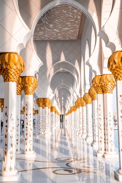 Grande Mesquita em Abu Dhabi à noite durante o pôr do sol. Panorama do exterior de Sheikh Zayed Mosquein Emirados Árabes Unidos.