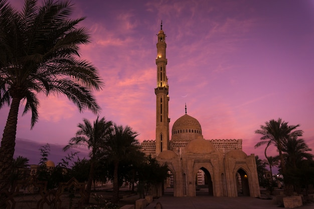 Grande mesquita islâmica bonita no céu do pôr do sol