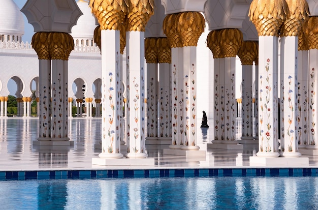 Grande Mesquita Sheikh Zayed de mármore branco em Abu Dhabi UAE