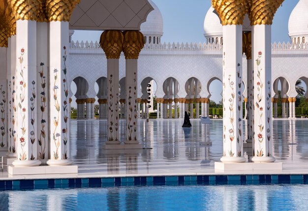 Grande Mesquita Sheikh Zayed de mármore branco em Abu Dhabi UAE