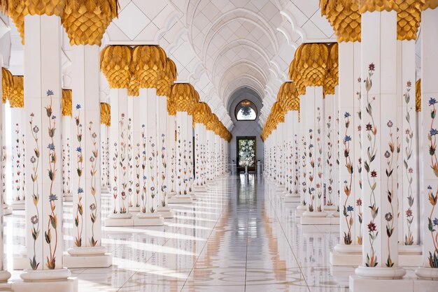 Grande Mesquita Sheikh Zayed de mármore branco em Abu Dhabi UAE