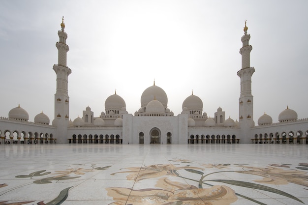 Grande Mesquita Sheikh Zayed nos Emirados Árabes Unidos de Abu Dhabi