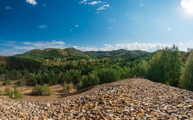 Foto grande montanha de pedras