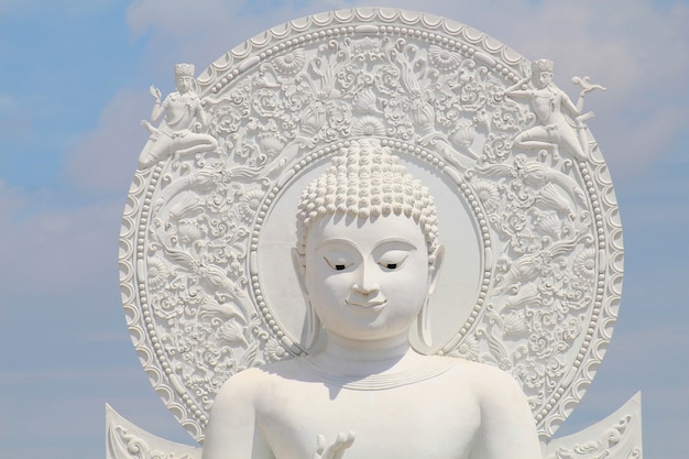 Grande monumento de Buda na jardinagem, Tailândia