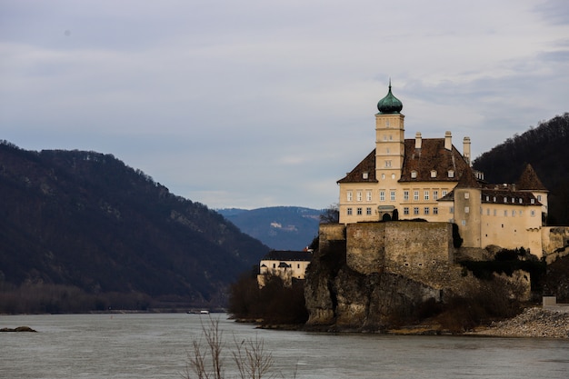 Foto grande mosteiro entre as montanhas do vale de wachau