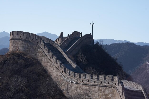 Foto grande muralha da china na montanha contra o céu claro