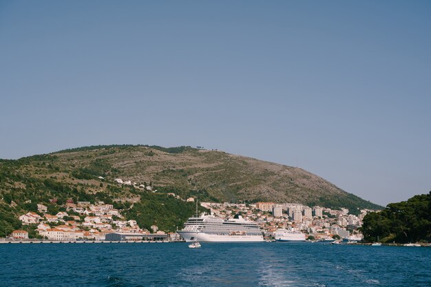 Grande navio de cruzeiro ao largo da costa da Croácia na água no cais