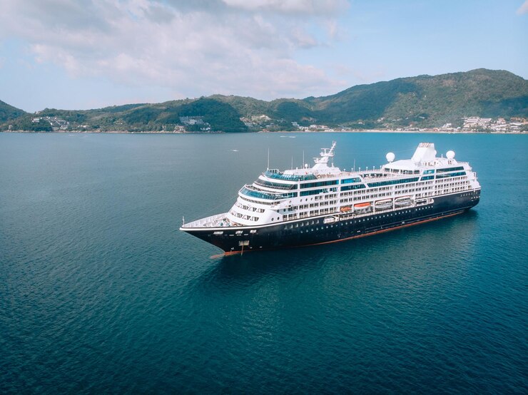 Grande navio de cruzeiro navegando pelo mar de Andaman - imagem aérea. Linda paisagem do mar