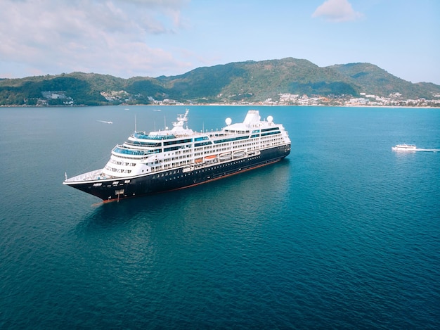 Grande navio de cruzeiro navegando pelo mar de Andaman - imagem aérea. Linda paisagem do mar