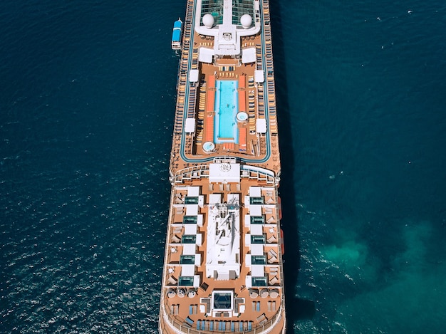 Foto grande navio de cruzeiro navegando pelo mar de andaman - imagem aérea. linda paisagem do mar