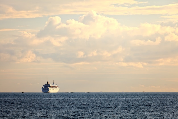 Grande navio no mar tropical à luz da noite