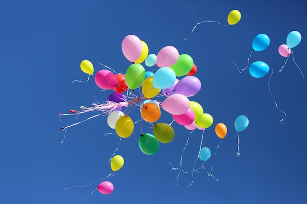 Foto grande número de balões coloridos contra o céu azul