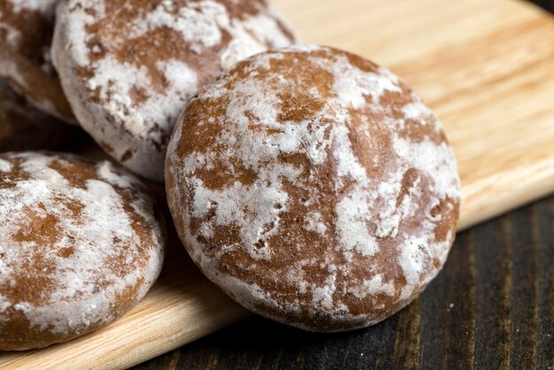 Grande número de pão de gengibre na mesa