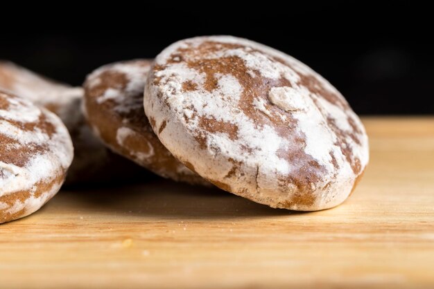 Grande número de pão de gengibre na mesa